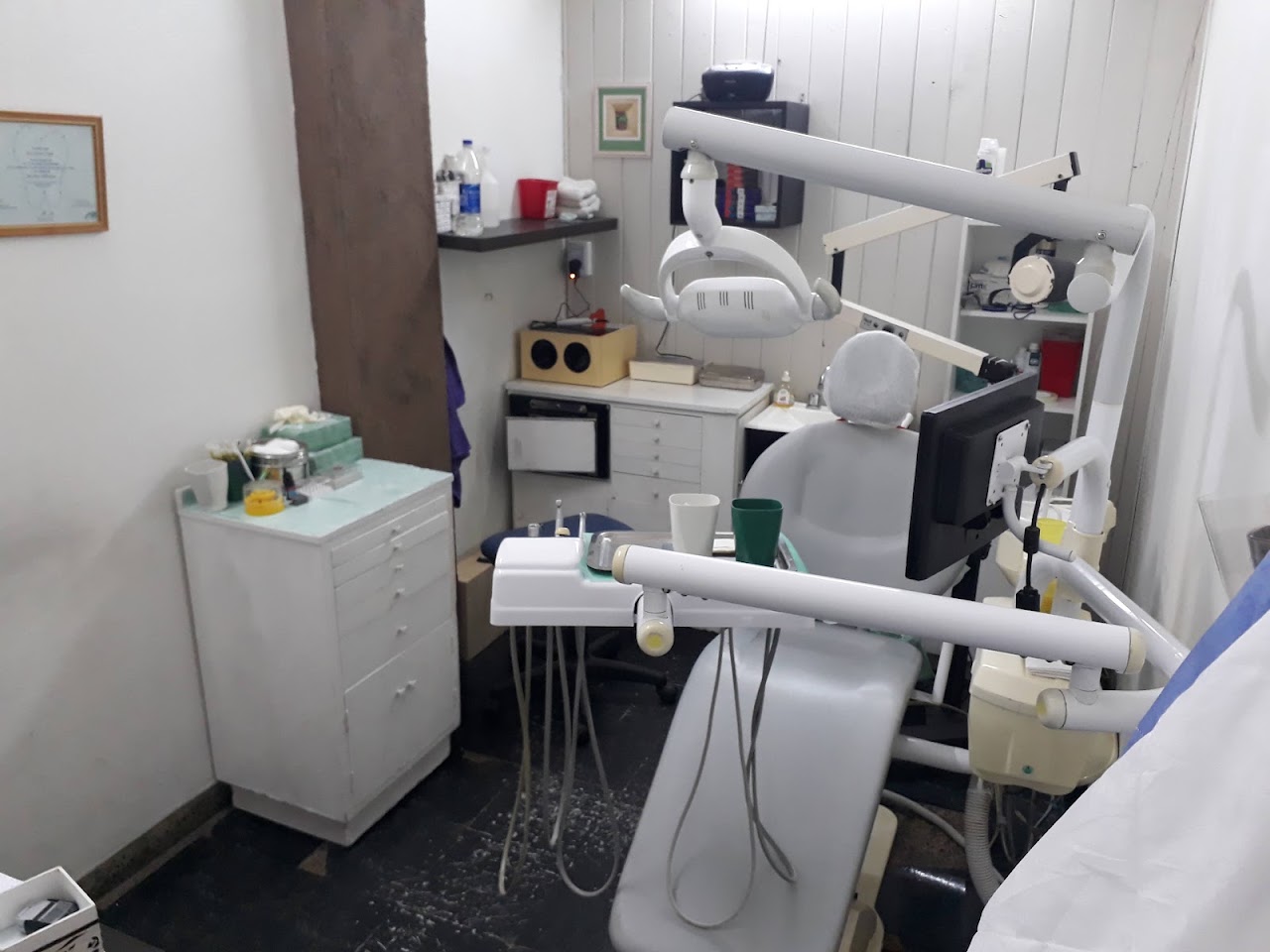 Sillón odontológico moderno en consultorio de Ituzaingó con iluminación natural y tecnología de diagnóstico