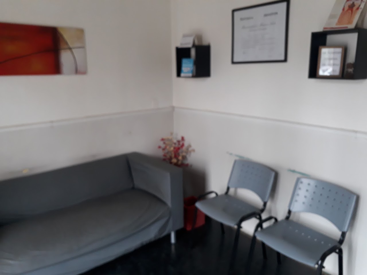 Recepción y sala de espera confortable en el consultorio odontológico de Ituzaingó